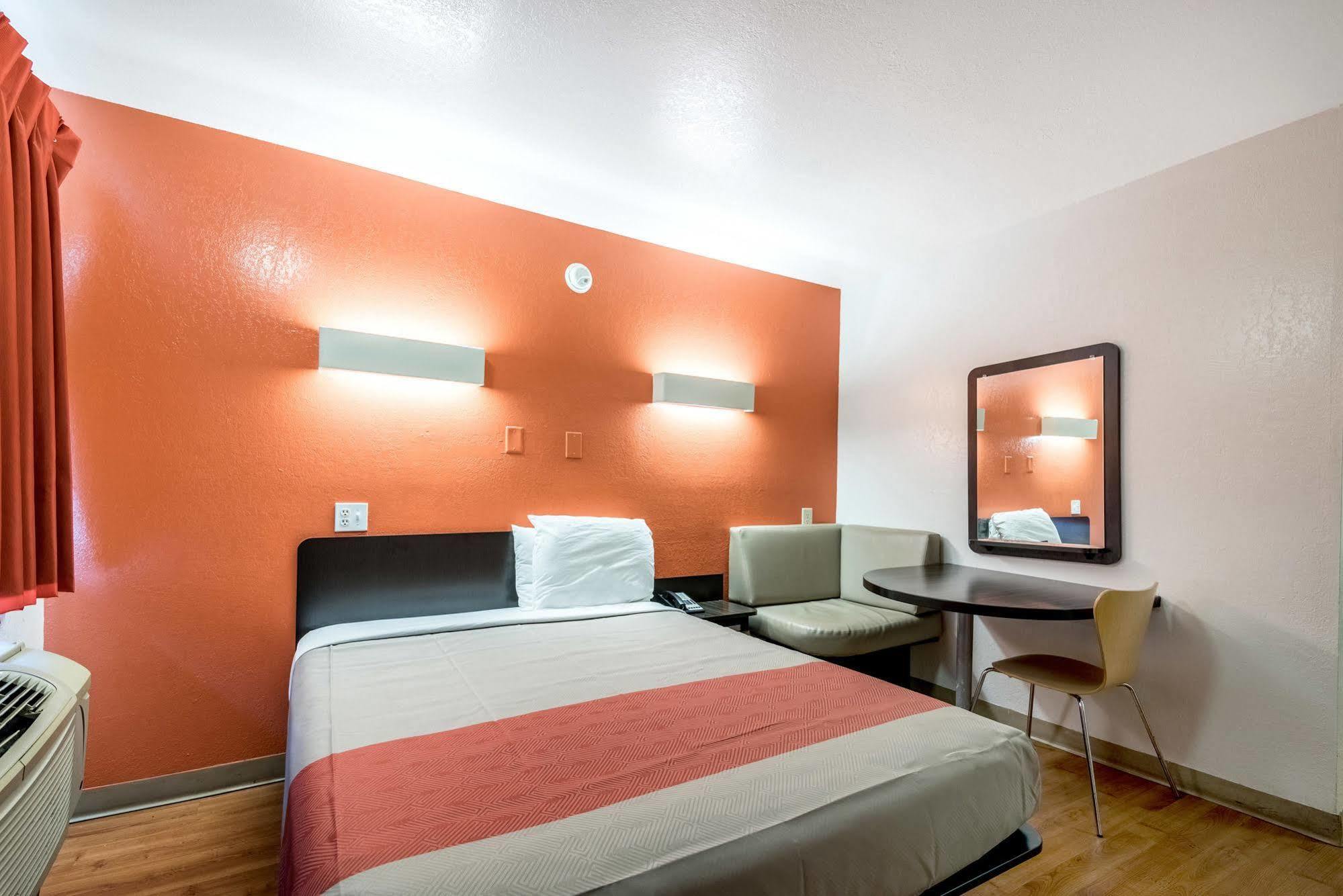 Rodeway Inn Монтгомері Екстер'єр фото