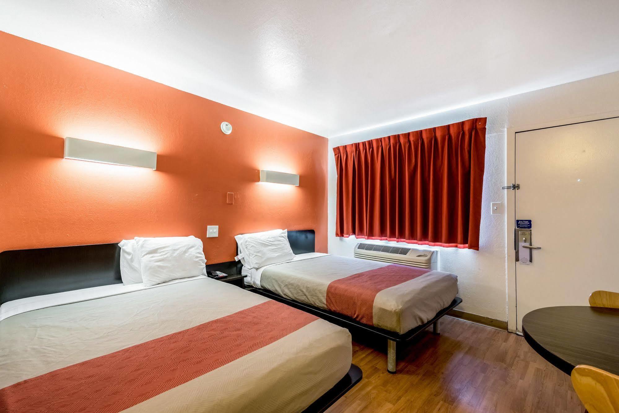 Rodeway Inn Монтгомері Екстер'єр фото