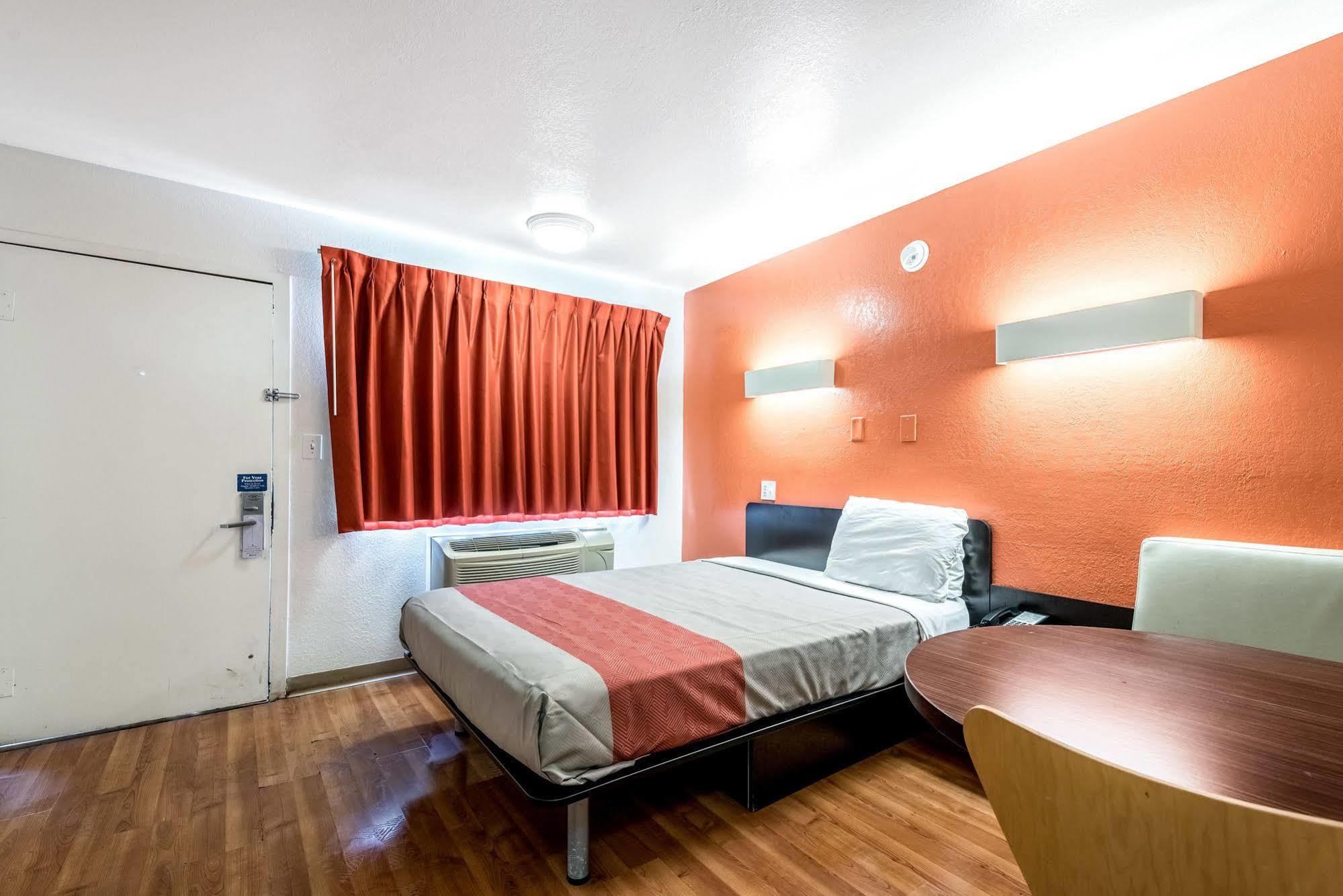 Rodeway Inn Монтгомері Екстер'єр фото