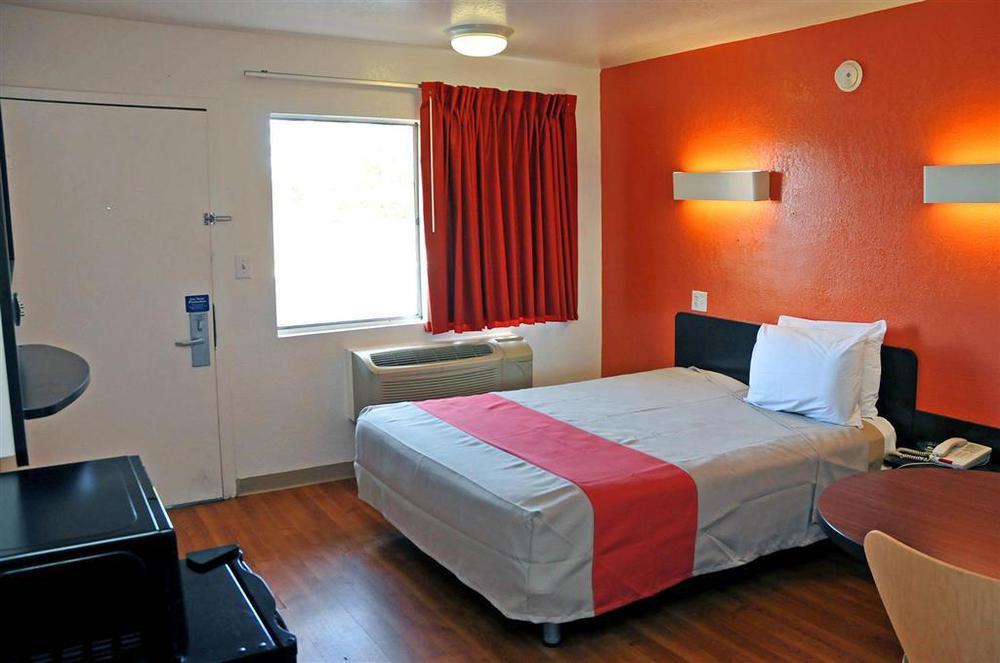 Rodeway Inn Монтгомері Номер фото