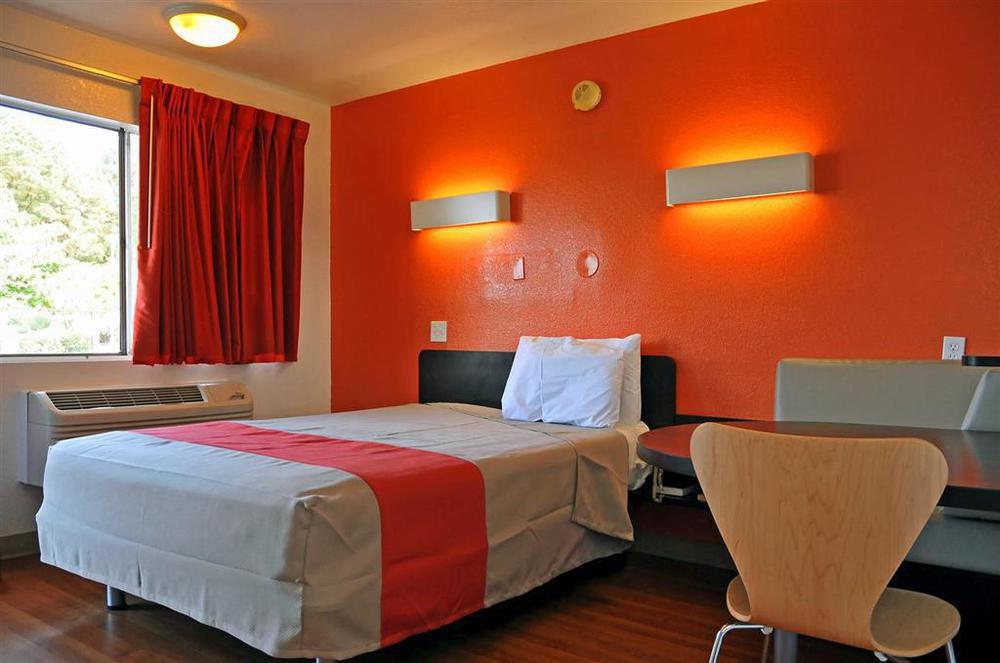 Rodeway Inn Монтгомері Номер фото